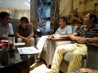 何總參加碳酸鈣行業協會與協會主席介紹我們的新型機型，行業專家一直給予好評